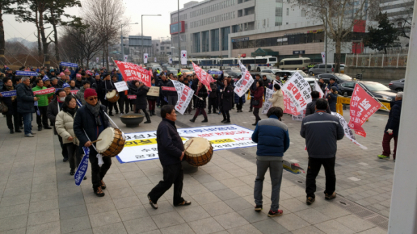 ▲군 공항 이전을 반대하는 화성시 시민들이 2017년 1월 18일 서울 용산구 국방부 앞에서 '군 공항 이전 반대' 집회를 열고 있다. (뉴시스)