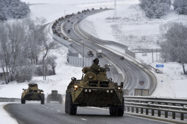 ▲크림반도의 도로를 달리는 러시아 장갑차. (AP/연합뉴스)
