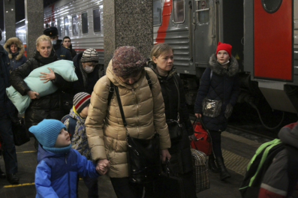 ▲우크라이나 동부 친러파가 지배하는 도네츠크지역 주민들이 22일 열차로 피난길에 오르고 있다. (AP연합뉴스)