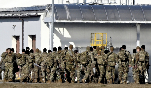 ▲미국 최정예부대인 82공수사단 소속 군인들이 15일(현지시간) 폴란드 제슈프-야시온카 공항에 도착한 모습. AP뉴시스