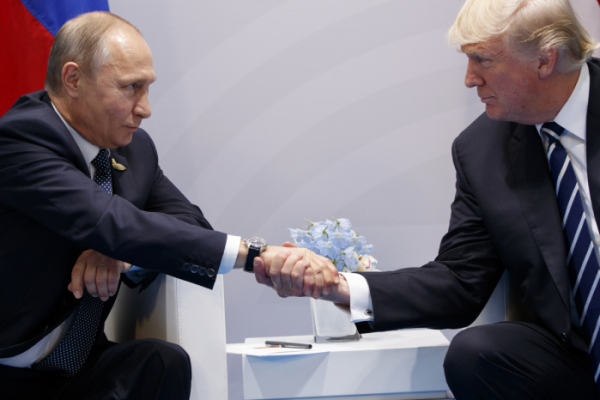 ▲도널드 트럼프(오른쪽)가 미국 대통령이던 2017년 7월 7일(현지시간) 독일 함부르크에서 열린 주요20개국(G20) 정상회의에서 블라디미르 푸틴 러시아 대통령을 만나 악수하고 있다. 함부르크/AP뉴시스