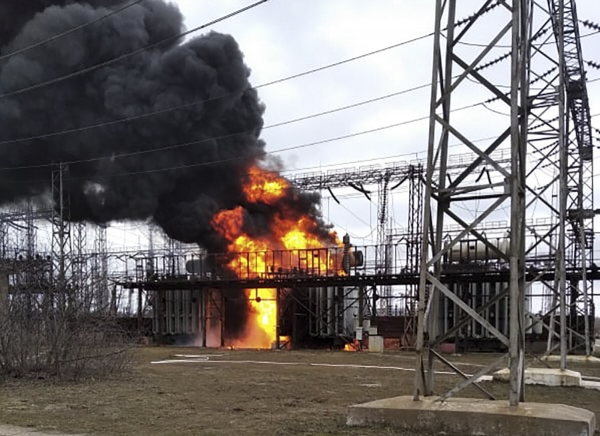 ▲우크라이나 루간스크 지역 화력발전소에서 22일 화염이 치솟고 있다. 루간스크/AP뉴시스