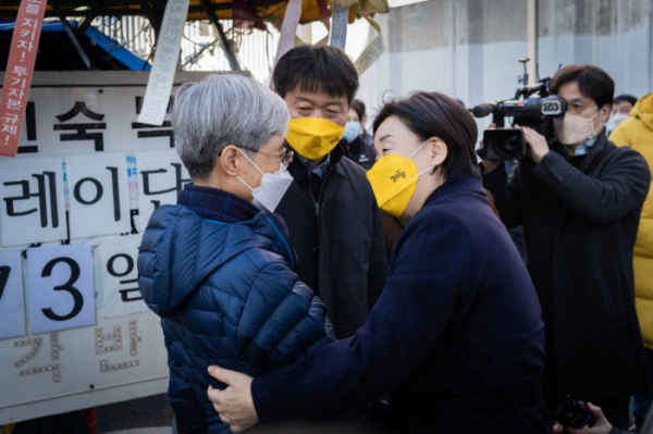 ▲심상정 정의당 대선후보는 지난달 28일 부산 영도조선소에서 한진중공업의 마지막 해고자인 김진숙 민주노총 부산본부 지도위원을 만났다.  (사진출처=정의당)