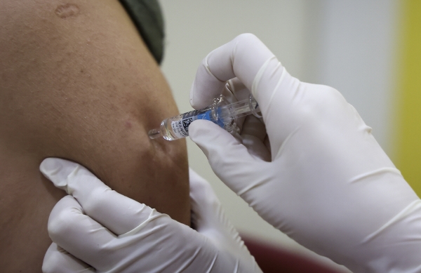▲(연합뉴스) 14일 오후 서울의 한 병원에서 의료진이 노바백스 백신을 접종하고 있다.
