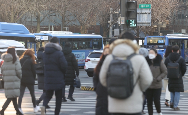 ▲서울 아침 최저 기온이 영하 6도를 기록한 21일 오전 시민들이 서울 세종대로를 걷고 있다.
 (연합뉴스)