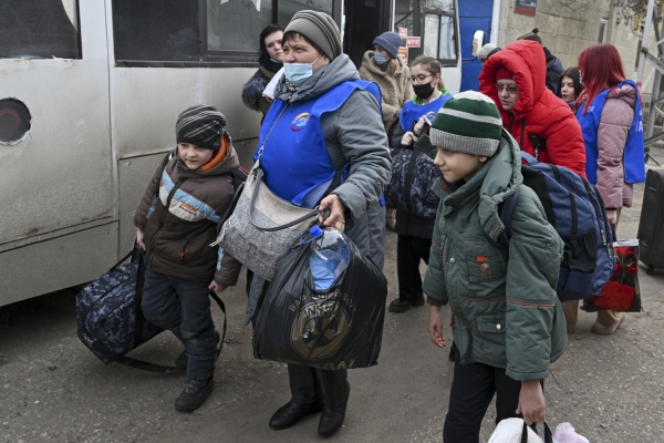 ▲러시아 도네츠크에서 22일 주민들이 대피하고 있다. 도네츠크/AP뉴시스
