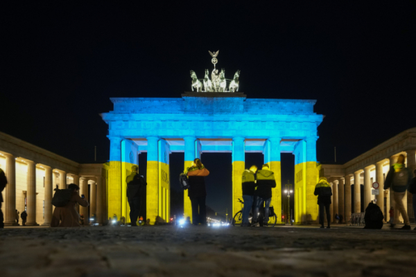 ▲독일 베를린에 있는 브란덴부르크문이 23일(현지시간) 우크라이나 국기 색 조명으로 물들어 있다. 베를린/AP뉴시스 
