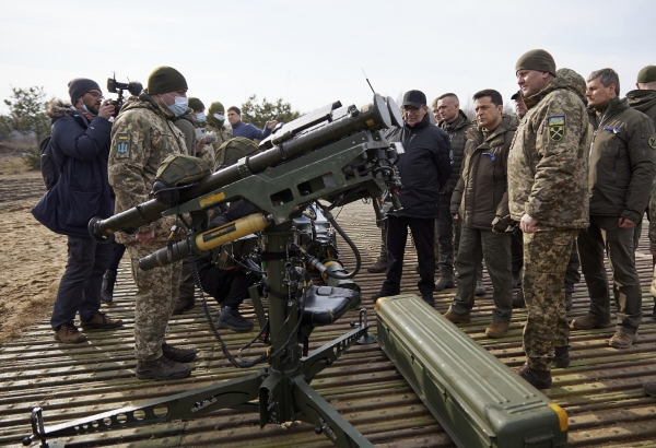 ▲볼로디미르 젤렌스키(가운데서 왼쪽) 우크라이나 대통령이16일 우크라이나군과 대공 무기를 살피고 있다. 리브네/AP뉴시스
