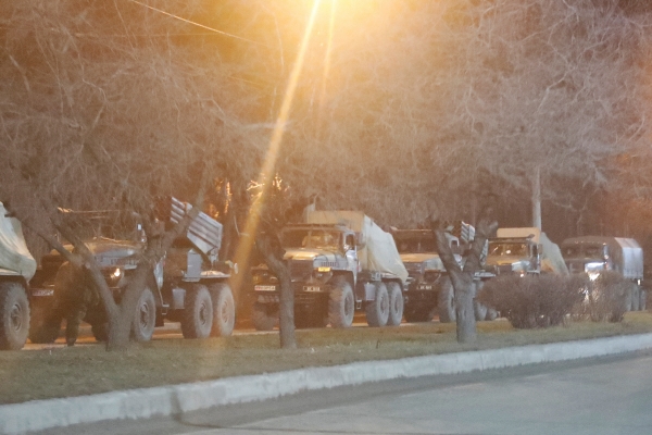 ▲친러시아 반군이 장악한 우크라이나 도네츠크 지역에 23일(현지시간) 군용 차량들이 서 있다. 도네츠크/로이터연합뉴스 
