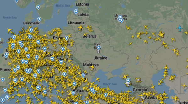 ▲러시아가 우크라이나를 침공함에 따라 24일(현지시간) 우크라이나 영공의 민항기 운항이 통제되고 있다.  (출처=플라이트레이더24닷컴)