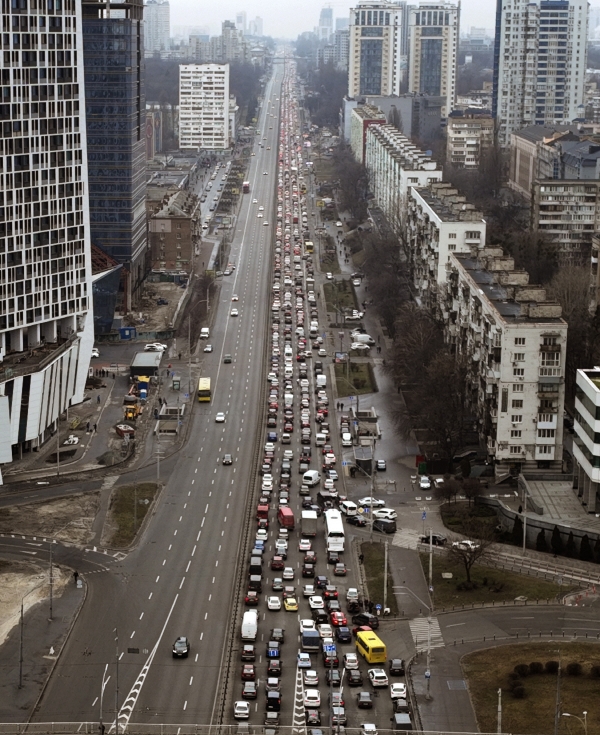 ▲우크라이나 수도 키예프에서 24일(현지시간) 도시를 빠져나가는 차량들이 도로에 줄지어 서 있다. 키예프/AP연합뉴스 
