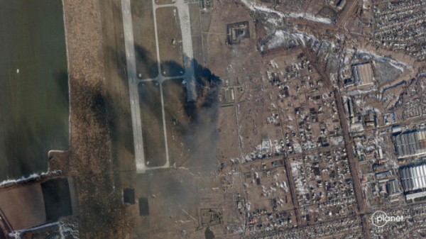 ▲24일(현지시간) 플래닛랩스가 공개한 위성사진에서 우크라이나 하리키프 외각 공군기지가 폭발해 연기가 피어오르고 있다. AFP연합뉴스