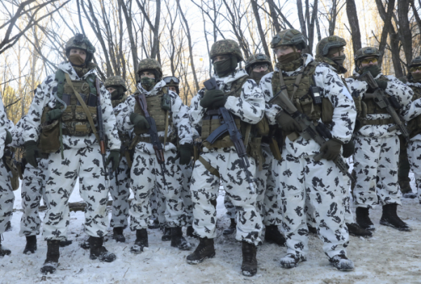 ▲우크라이나 군인들이 지난 4일 러시아 침공에 앞서 체르노빌 인근 사람이 살지 않는 도시 프리피야티에서 군사 훈련을 진행하고 있다. 프리피야트/AP뉴시스