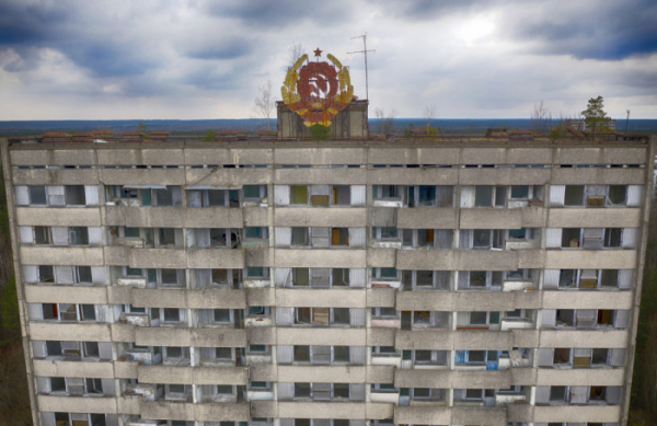 ▲우크라이나 체르노빌 원자력 발전소인근 유령 도시 프리피야트의 아파트 건물 꼭대기에 소련 상징물이 보인다. 러시아군은 24일(현지시간) 체르노빌을 점거한 것으로 알려졌다. 프리파야트/AP뉴시스