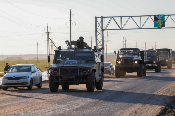 ▲러시아군 차량이 24일(현지시간) 우크라이나 국경 근처 벨고로드 지역의 한 도로 위를 달리고 있다. 벨고로드/타스연합뉴스 
