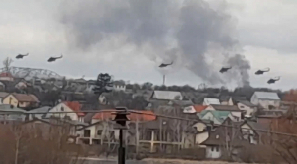 ▲우크라이나 수도 키예프 외곽 상공에 24일(현지시간) 러시아군 헬리콥터가 비행하고 있다. 키예프/AP뉴시스