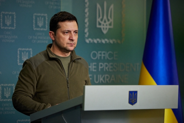 ▲볼로디미르 젤렌스키 우크라이나 대통령이 25일(현지시간) 수도 키예프에서 연설하고 있다. 키예프/AFP연합뉴스 
