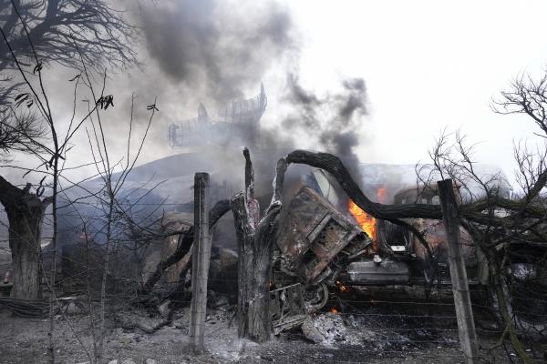 ▲24일(현지시각) 우크라이나 남부 항구도시 마리우폴 외곽에 있는 군기지의 레이더와 장비들이 러시아군 폭격에 파괴된 채 불타고 있다.
 (사진제공=연합뉴스)