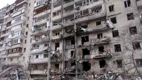 ▲우크라이나 키예프의 한 아파트가 25일(현지시간) 러시아군의 공격을 받아 크게 파손돼 있다. (연합뉴스)