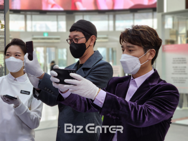 ▲가수 김창열(가운데)과 임창정이 25일 서울 영등포 타임스퀘어에 마련된 갤럭시 스튜디오를 찾아 갤럭시 S22의 기능을 체험했다.(비즈엔터DB)