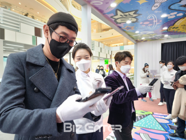 ▲가수 김창열(가운데)과 임창정이 25일 서울 영등포 타임스퀘어에 마련된 갤럭시 스튜디오를 찾아 갤럭시 S22의 기능을 체험했다.(비즈엔터DB)