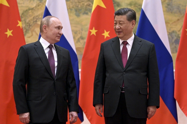 ▲블라디미르 푸틴 러시아 대통령과 시진핑 중국 국가주석이 4일(현지시간) 베이징에서 정상회담에 앞서 서로 대화하고 있다. 베이징/AP뉴시스

