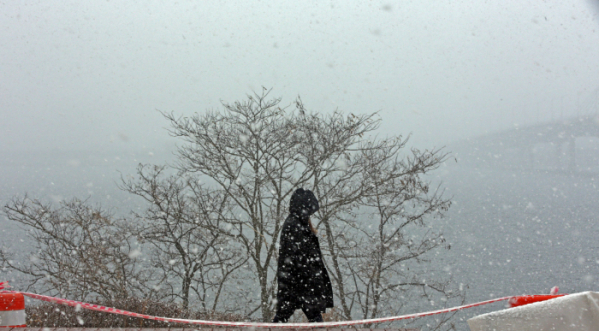 ▲21일 오후 강원 춘천시 의암호변에 눈이 내리고 있다. (연합뉴스)