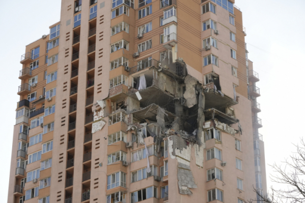 ▲우크라이나 키예프시에 있는 한 아파트가 로켓 공격으로 일부 파손돼 있다. (뉴시스)