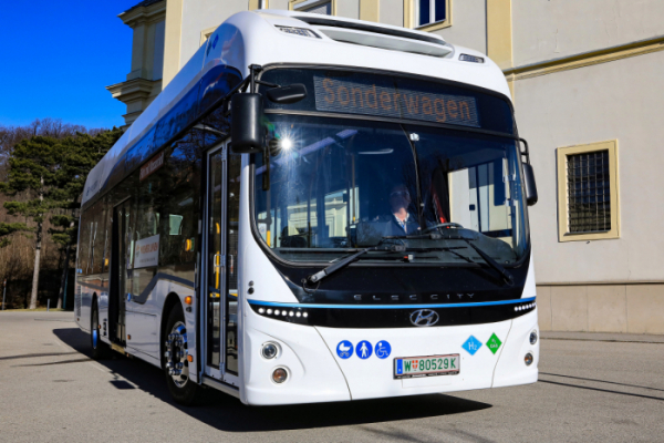 ▲오스트리아 시내버스 정규노선에 투입된 현대차 수소전기버스 ‘일렉시티 FCEV’ 외관.  (사진제공=현대차)