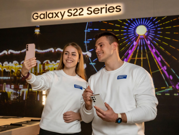 ▲스페인 바르셀로나에서 개막하는 모바일 월드 콩그레스(MWC) 2022에 마련된 삼성전자 전시관에서 '갤럭시 S22' 시리즈를 체험하고 있는 모습 (사진제공=삼성전자)