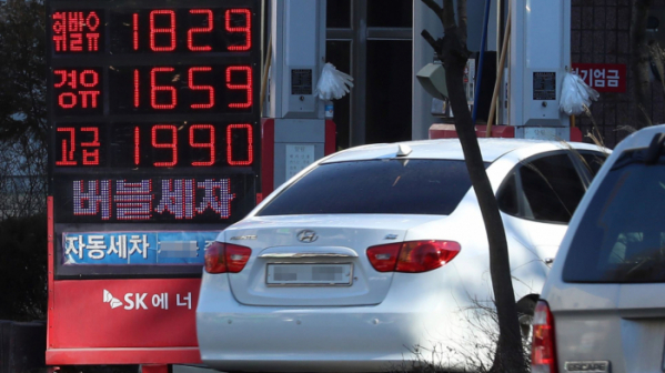▲한국석유공사 유가정보사이트 오피넷에 따르면 지난 26일 서울 휘발유 평균 판매가격이 1815.12원, 경유 평균 판매가격은 1650.47원을 기록했다. 우크라이나 사태의 여파로 국내 기름값이 오름세를 보이며 2월 넷째 주 전국 주유소 휘발유 평균 판매가격은 1739.79원, 경유 평균 판매가격은 1564.49원을 기록해 6주 연속 상승세를 이어갔다. 사진은 27일 오전 서울 시내 주유소 유가정보. (뉴시스)