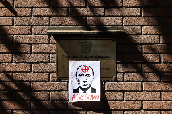 ▲칠레 산티아고의 러시아 대사관 앞에 2월 26일 블라디미르 푸틴 러시아 대통령의 우크라이나 침공을 비난하는 포스터가 붙어 있다. 산티아고/EPA연합뉴스
