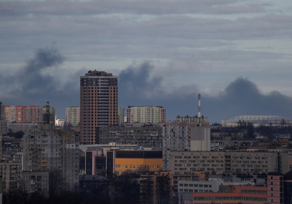 ▲우크라이나 키예프에서 27일(현지시간) 폭격 맞은 건물들 뒤로 연기가 솟고 있다. 키예프/로이터연합뉴스
