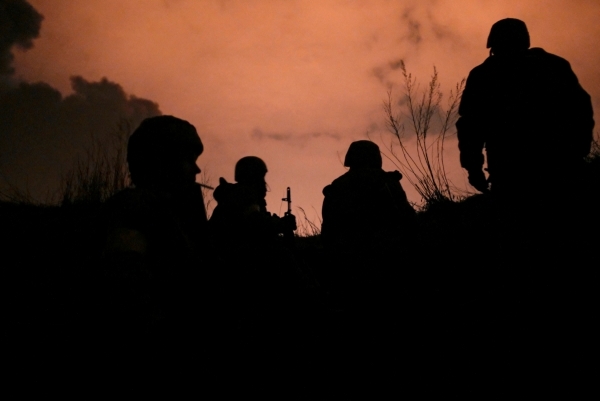 ▲우크라이나 군인들이 27일(현지시간) 키예프에서 경계근무를 서고 있다. 키예프/로이터연합뉴스
