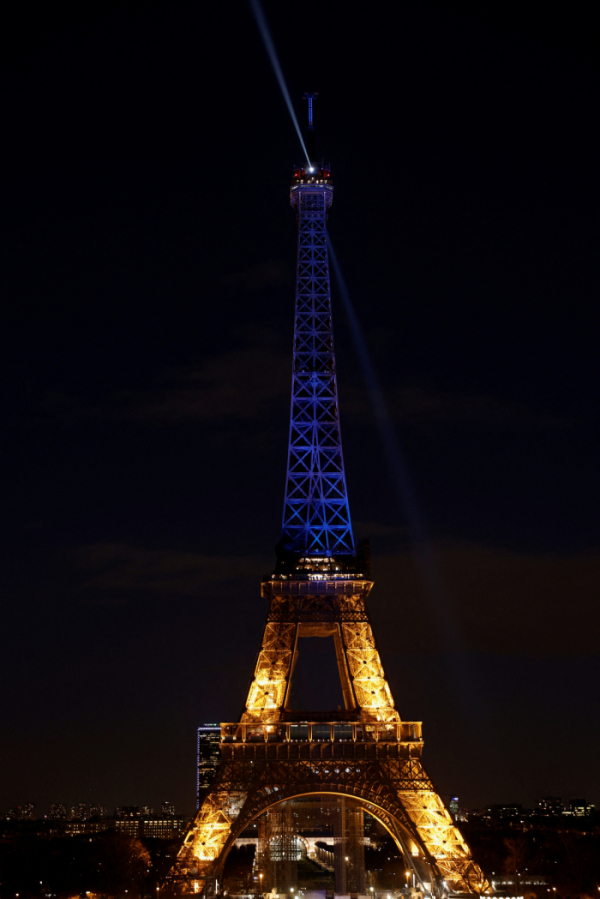 ▲프랑스 파리 에펠탑에 우크라이나 국가를 상징하는 파란색과 노란색 조명이 비춰졌다.  (파리/로이터 연합뉴스)