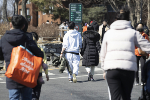 ▲낮 동안 온화한 날씨를 보인 27일 오후 서울 남산 공원에서 시민이 겉옷을 벗어 들고 있다 (연합뉴스)