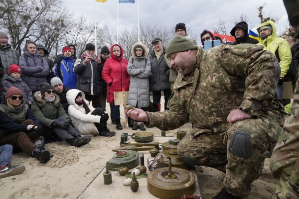 ▲우크라이나군이 20일 키예프에서 시민들에게 무기를 설명하고 있다. 키예프/AP연합뉴스
