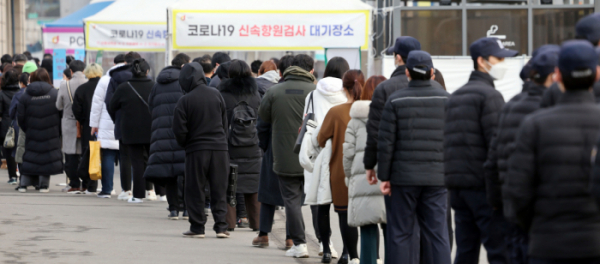 ▲28일 오전 서울역 광장에 마련된 신종 코로나바이러스 감염증(코로나19) 선별 검사소에서 검사를 받으려는 시민들이 줄을 서고 있다. (연합뉴스)