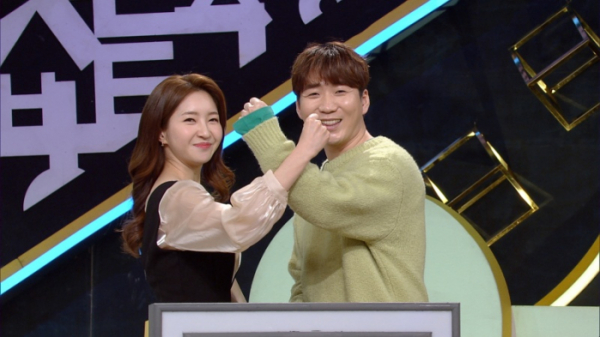 ▲이윤정 KBS 아나운서(왼쪽), 가수 이정권(사진제공=KBS)