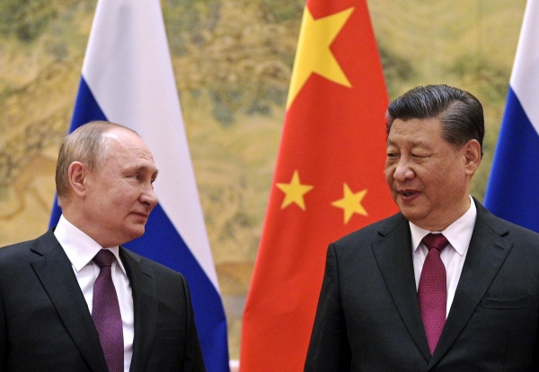 ▲블라디미르 푸틴(왼쪽) 러시아 대통령과 시진핑 중국 국가주석이 4일 베이징에서 마주하고 있다. 베이징/AP연합뉴스
