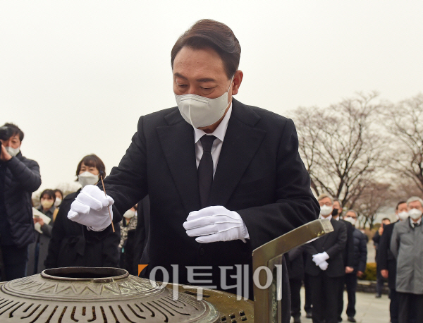 ▲국민의힘 윤석열 대선후보가 3·1절인 1일 서울 동작구 국립서울현충원 내 충열대를 찾아 분향하고 있다. (국회사진기자단)