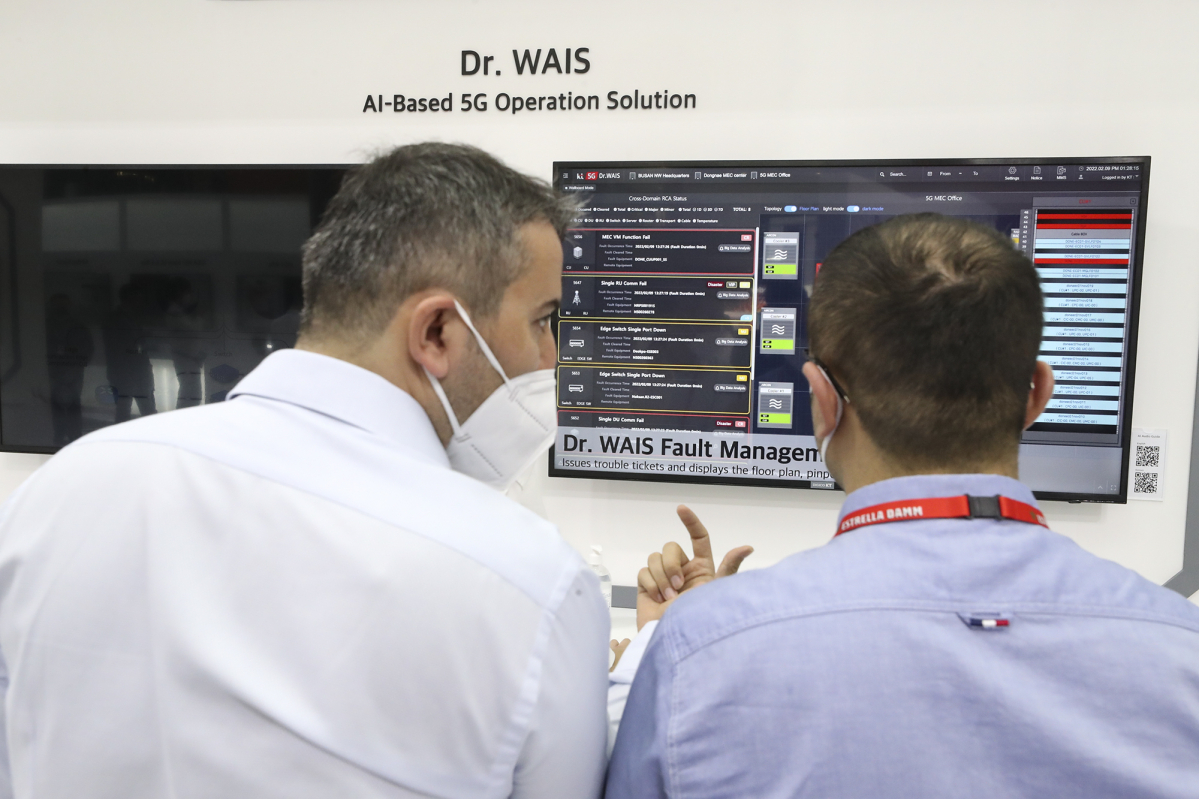 ▲KT가 스페인 바르셀로나에서 열린 MWC 2022에서 AI 기반의 5G 운용 솔루션인 닥터와이즈를 공개했다. 28일(현지시간) KT 전시관 내 AI 존에서 관람객이 관련 서비스를 체험하고 있다. (사진제공=KT)