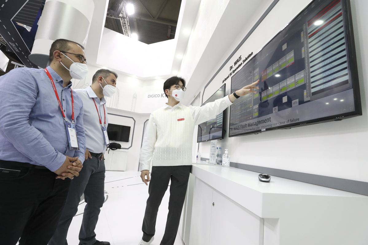 ▲KT가 스페인 바르셀로나에서 열린 MWC 2022에서 AI 기반의 5G 운용 솔루션인 닥터와이즈를 공개했다. 28일(현지시간) KT 전시관 내 AI 존에서 관람객이 관련 서비스를 체험하고 있다. (사진제공=KT)