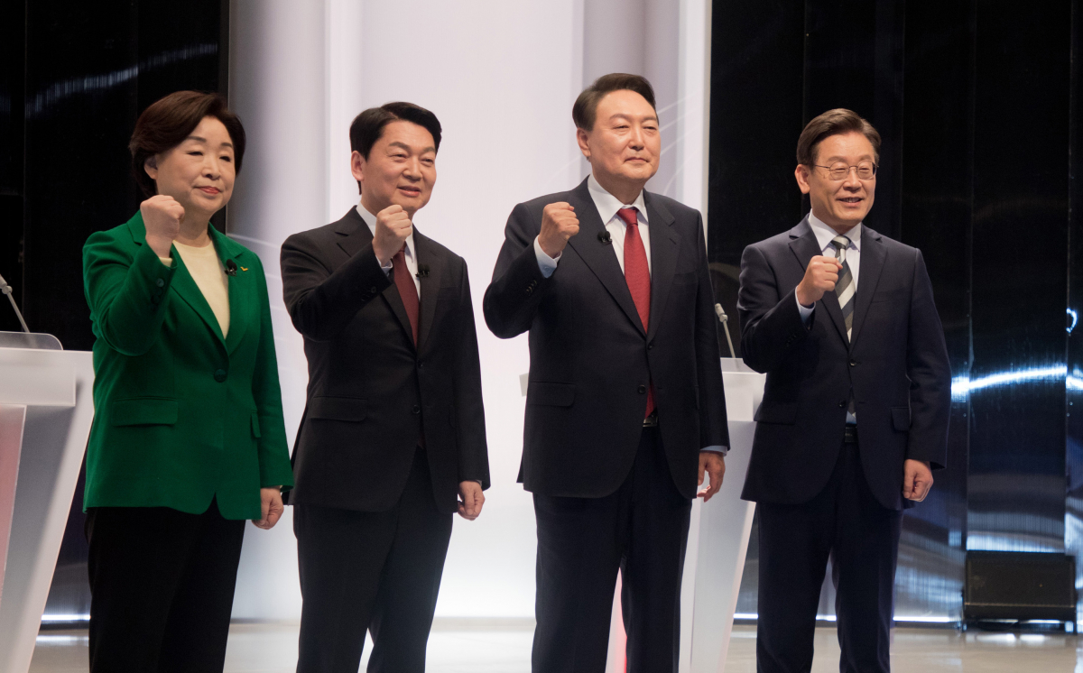 ▲지난달 25일 서울 마포구 SBS 프리즘타워 오디토리움에서 열린 중앙선거관리위원회 주관 두 번째 TV 토론회에 앞서 심상정(왼쪽부터) 정의당, 안철수 국민의당, 윤석열 국민의힘, 이재명 더불어민주당 대선 후보가 기념촬영하고 있다.  (국회사진기자단)