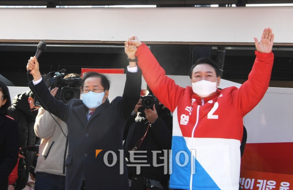 ▲국민의힘 윤석열 대선 후보가 지난달 15일 오후 대구 동구 동대구역 광장에서 열린 거점 유세에서 지지 연설을 마친 홍준표 선대본 상임고문과 인사하고 있다.  (공동취재단)