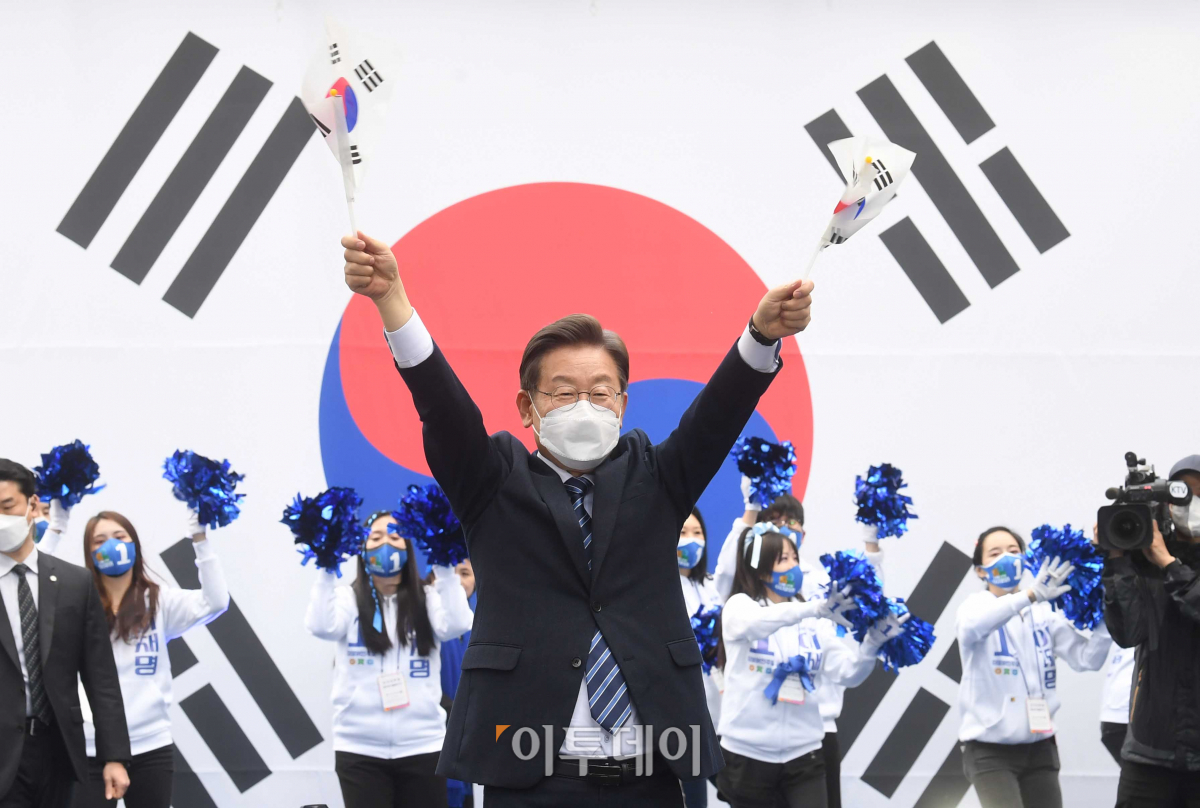 ▲더불어민주당 이재명 대선후보가 1일 서울 명동에서 열린 '3·1정신으로 여는 대한민국 대전환!' 서울집중유세에서 지지자에게 손을 들어 인사하고 있다. (이투데이DB)