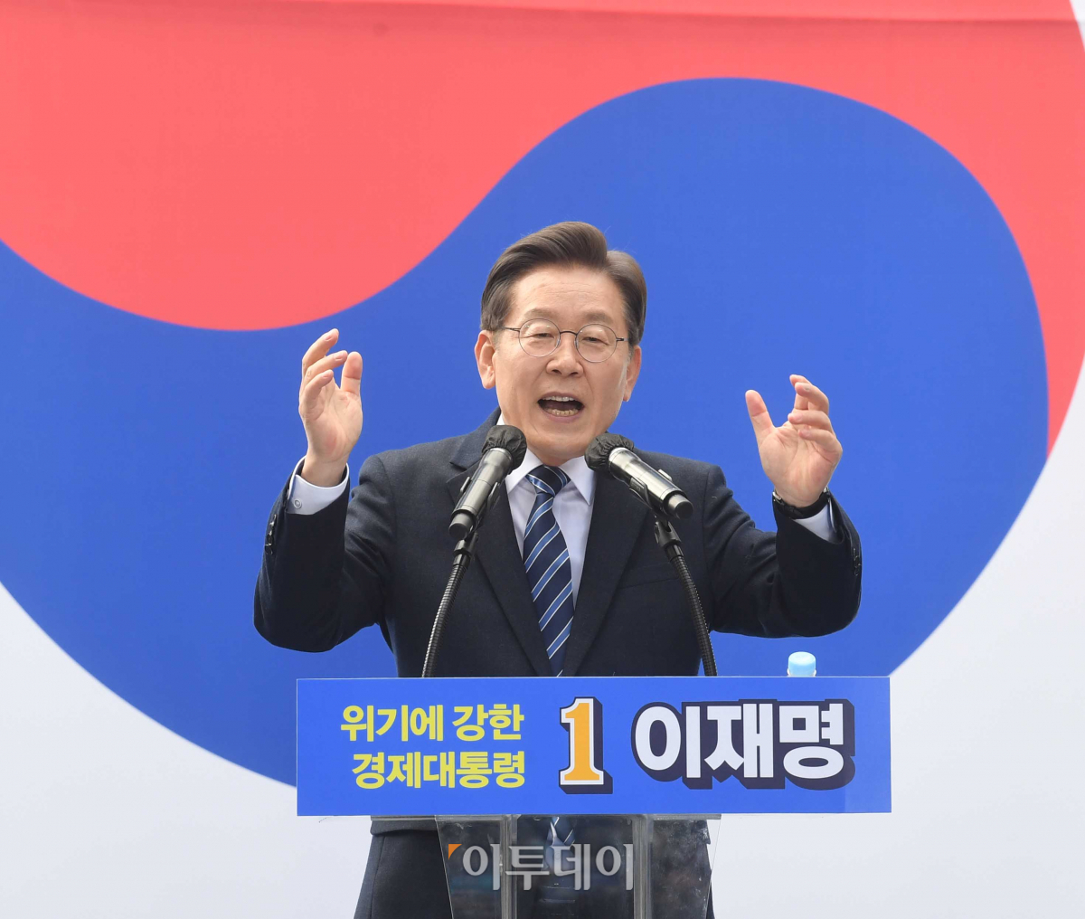 ▲이재명 더불어민주당 대선후보는 2일 "대학생에 대한 국가장학금을 확대하고, 대학에 다니지 않는 청년들에게도 자기 계발비를 지원하겠다"고 밝혔다. (이투데이)