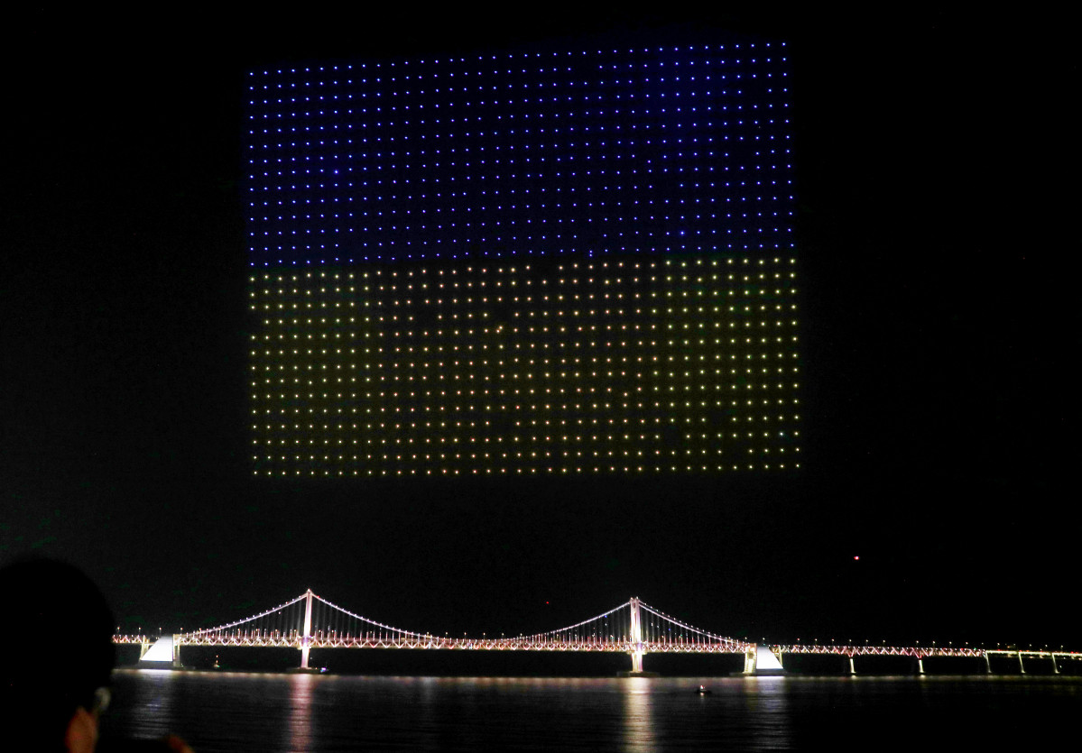 ▲1일 오후 부산 수영구는 광안리해변 일대에서 열린 드론라이트닝쇼를 통해 1000대의 드론으로우크라이나 국기를 만들었다. 이를 통해 반전 메시지를 전달했다. (연합뉴스)