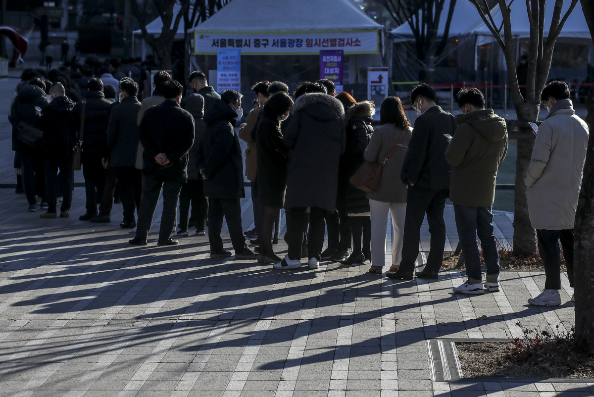 ▲2일 서울 중구 서울광장에 설치된 코로나19 임시선별검사소를 찾은 시민들이 검사를 위해 줄 서 있다. (뉴시스)
