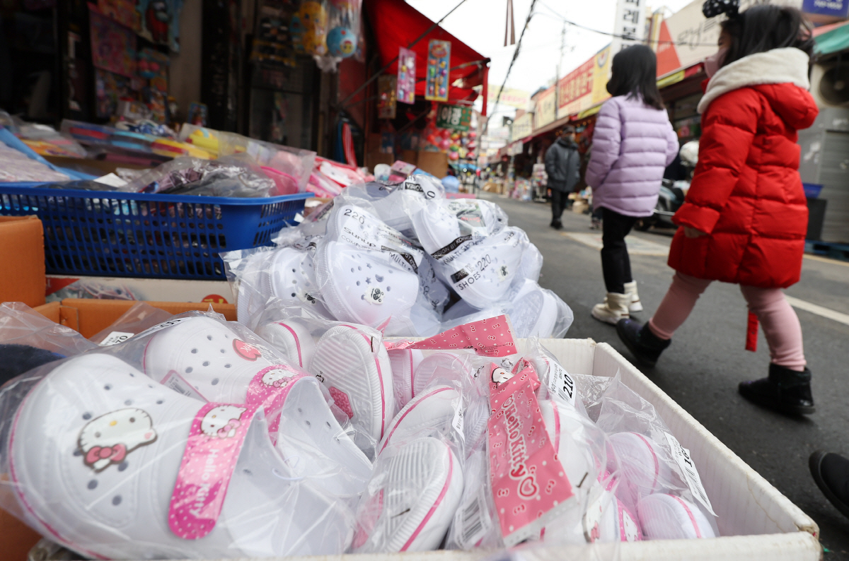 ▲(연합뉴스) 2월 28일 서울 종로구 창신동 문구·완구 시장의 한 매장에서 실내화를 판매하고 있다.
